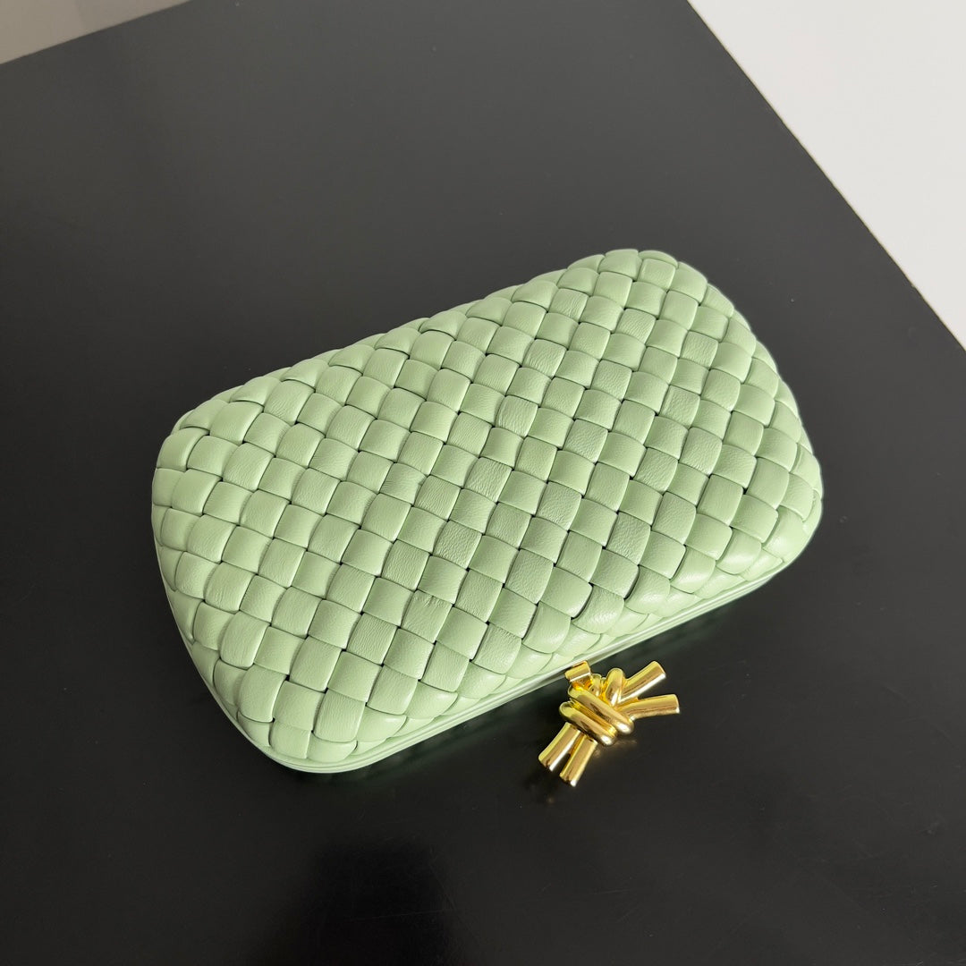 KNOT CHAIN CLUTCH 20.5 IN LIGHT GREEN LAMBSKIN