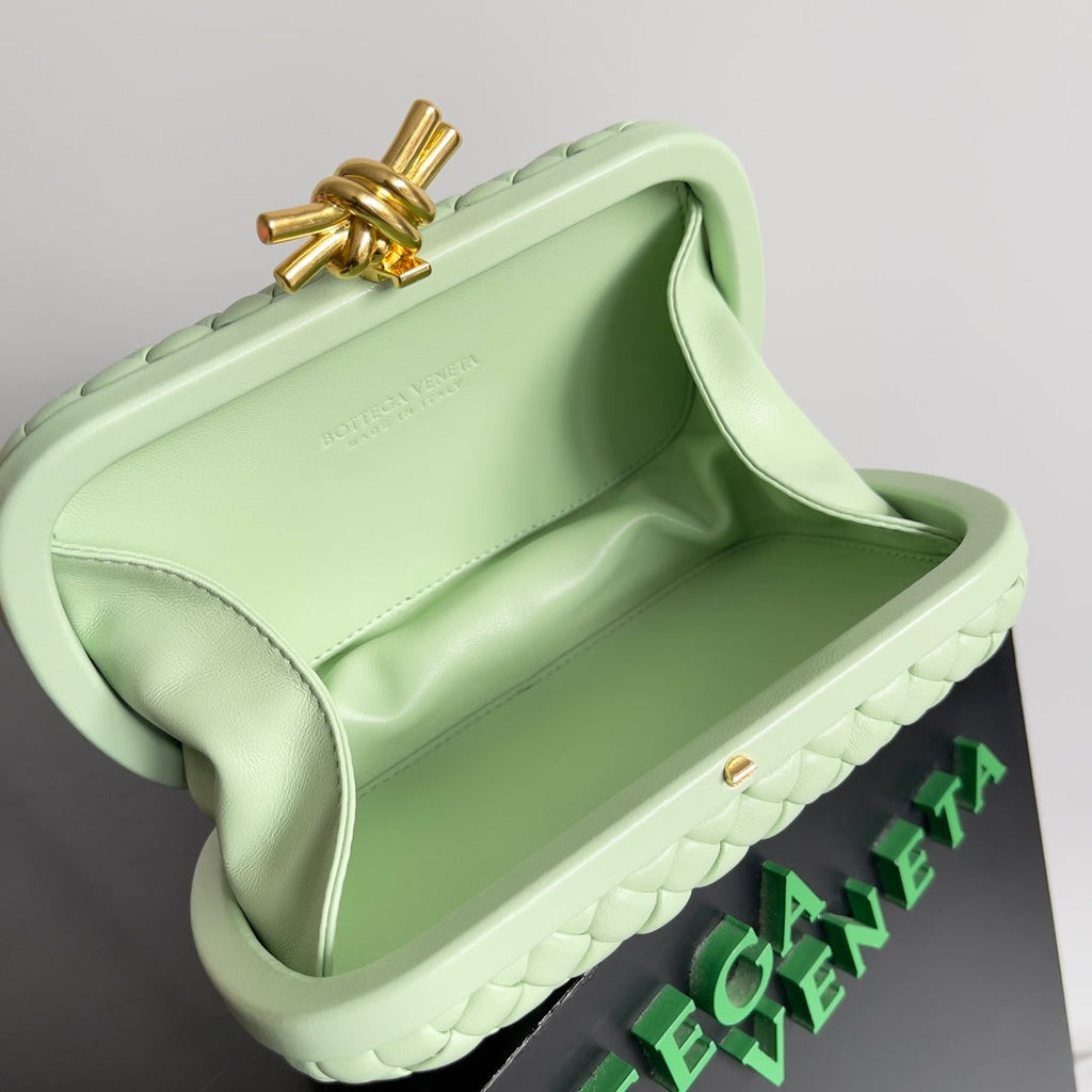 KNOT CHAIN CLUTCH 20.5 IN LIGHT GREEN LAMBSKIN