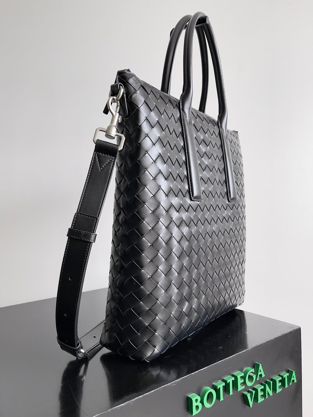 BOTTEGA VENETA 25S ANDIAMO LARGE INTRECCIATO 39 IN BLACK CALFSKIN