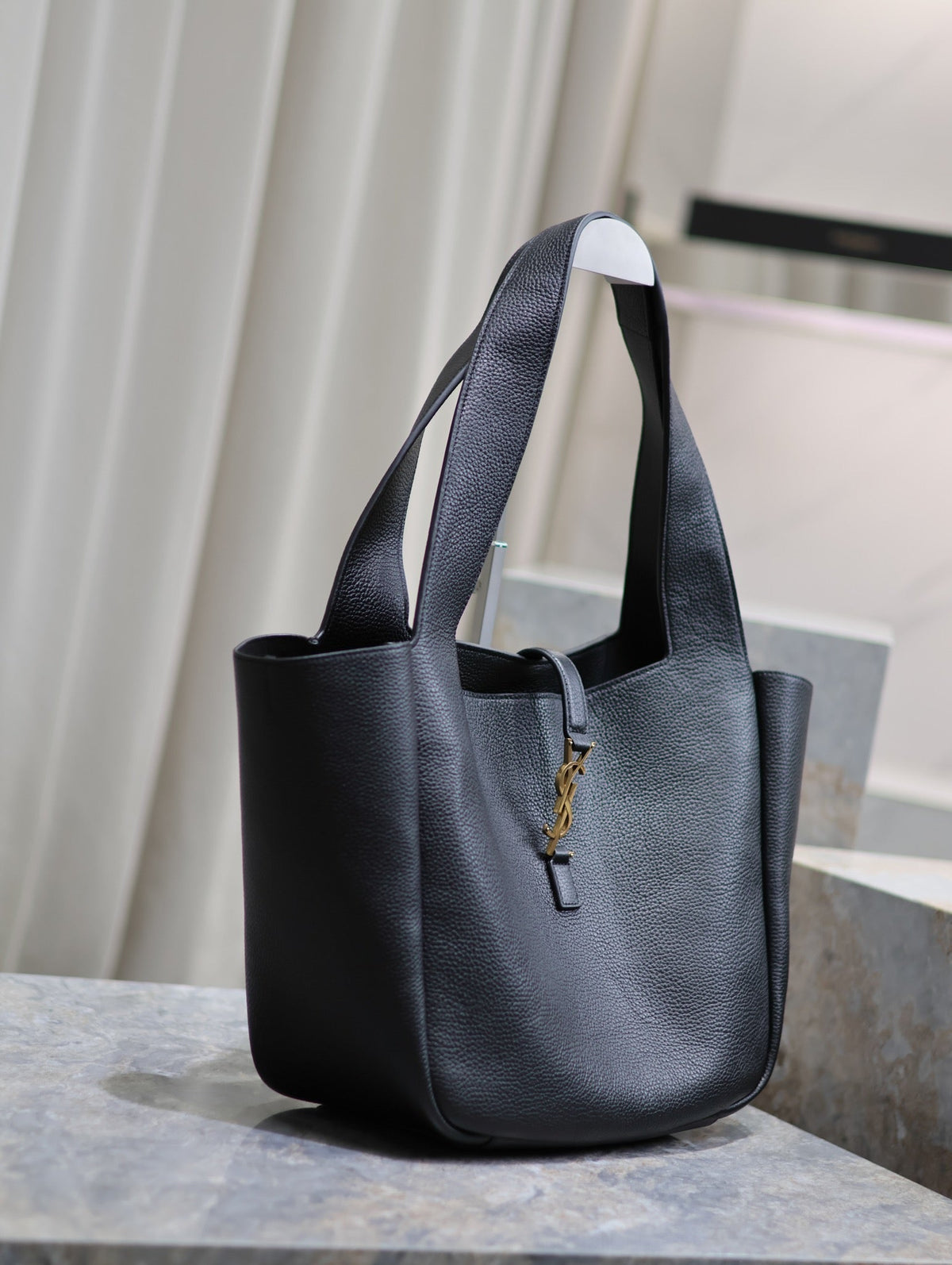LE 5 À 7 BEA TOTE BAG 50 IN BLACK LAMBSKIN GOLD LOGO