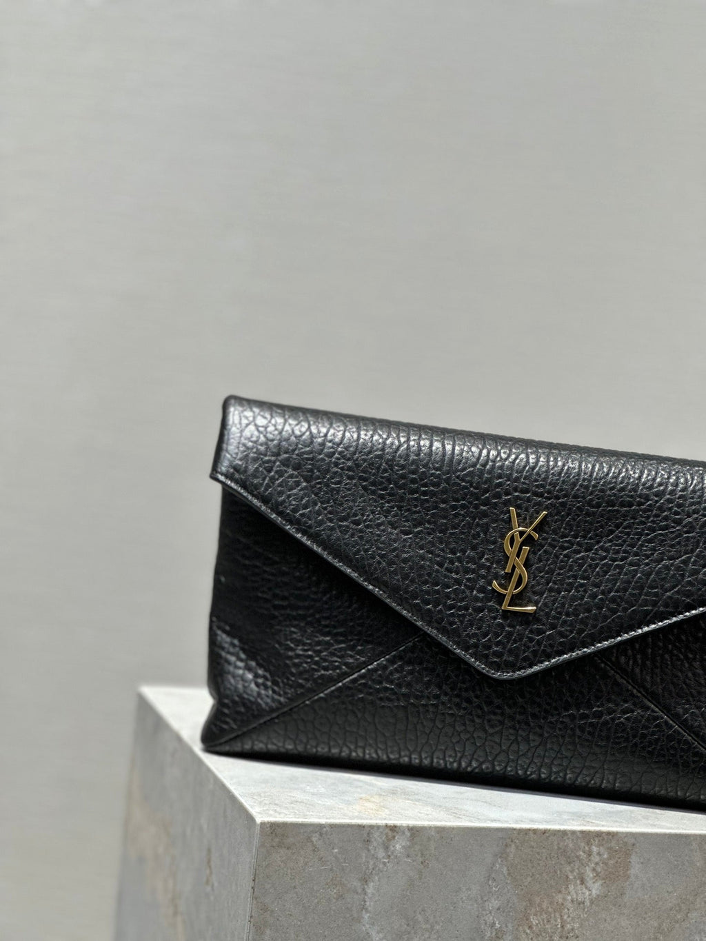 ENVELOPE CLUTCH 29 IN BLACK LAMBSKIN COPPER LOGO