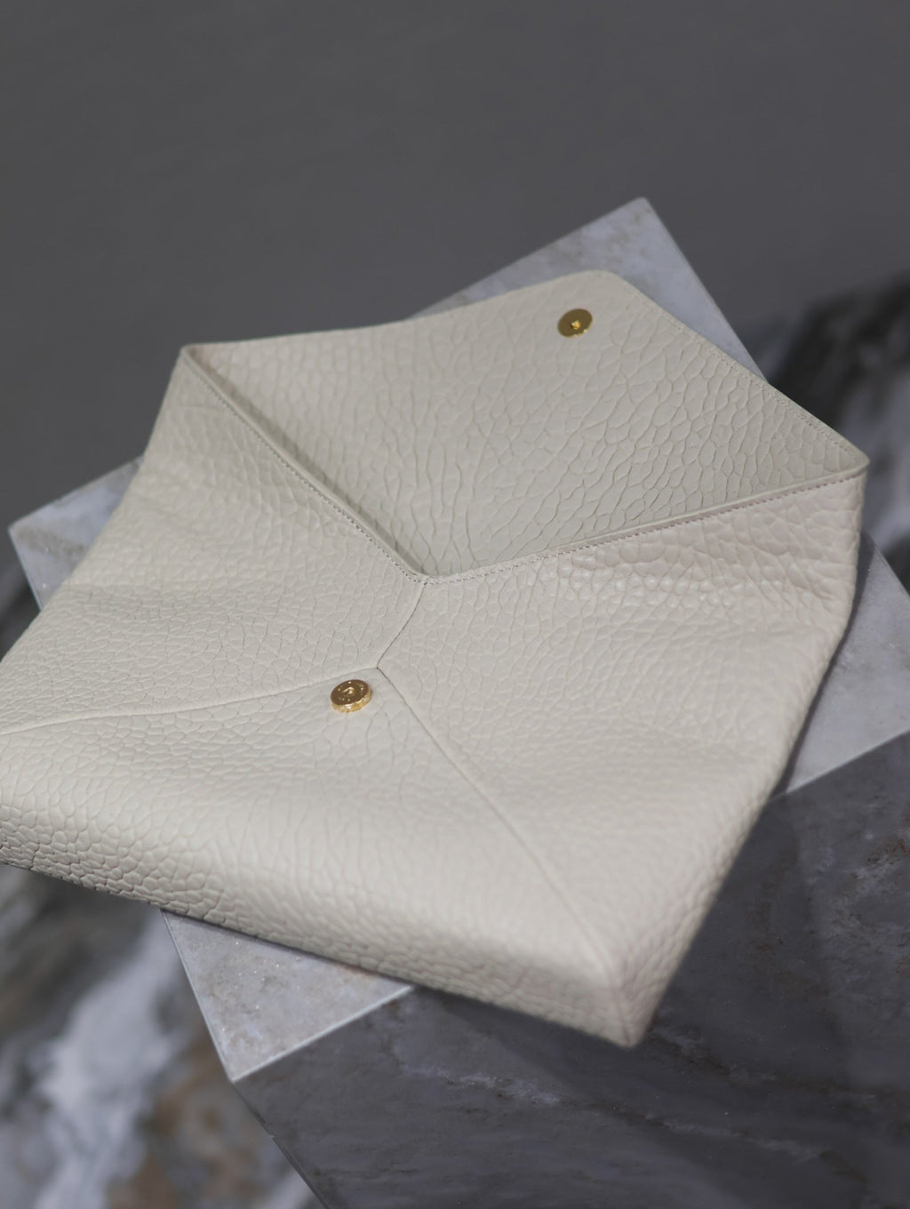 ENVELOPE CLUTCH 29 IN WHITE LAMBSKIN COPPER LOGO