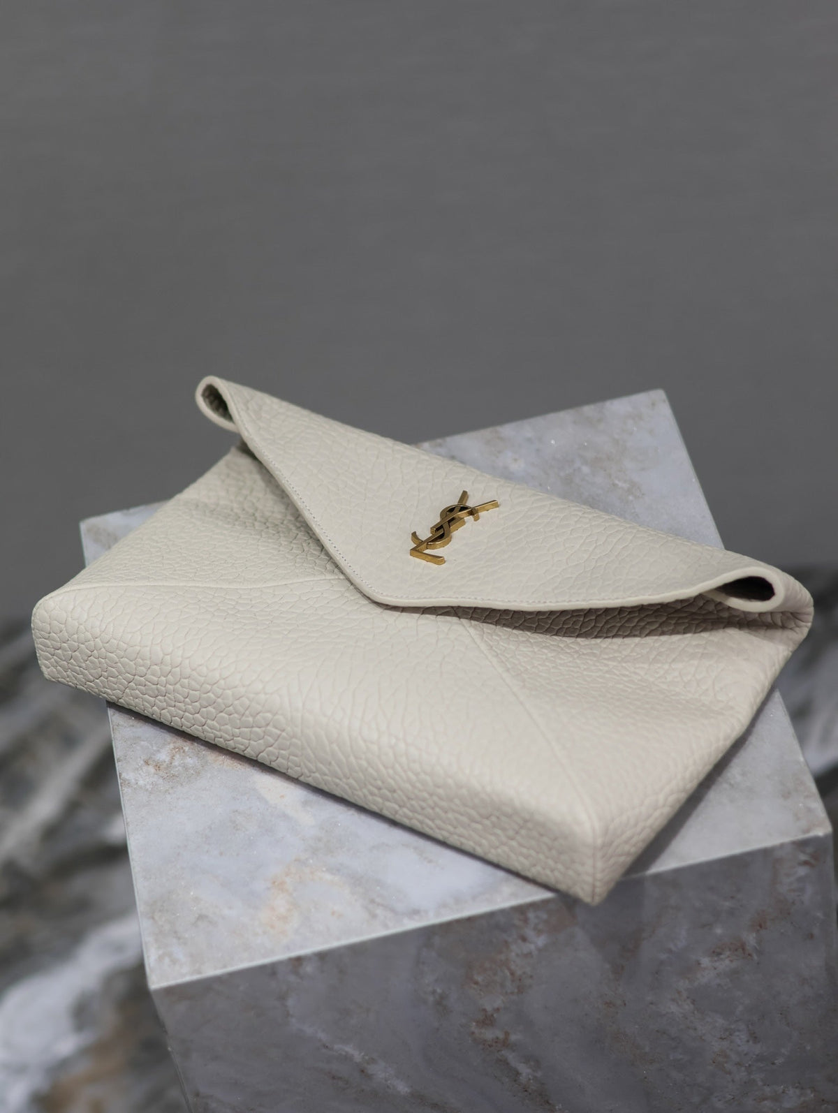 ENVELOPE CLUTCH 29 IN WHITE LAMBSKIN COPPER LOGO