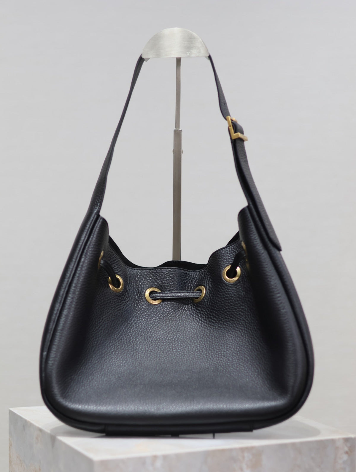 PARIS VII SMALL HOBO 30 IN BLACK GRAINED LEATHER GOLD HARDWARE