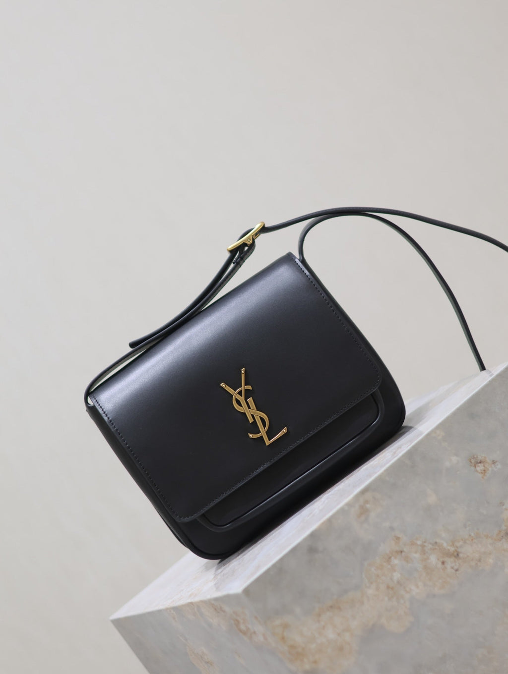 NIKI BABY 22 IN BLACK CALFSKIN GOLD LOGO