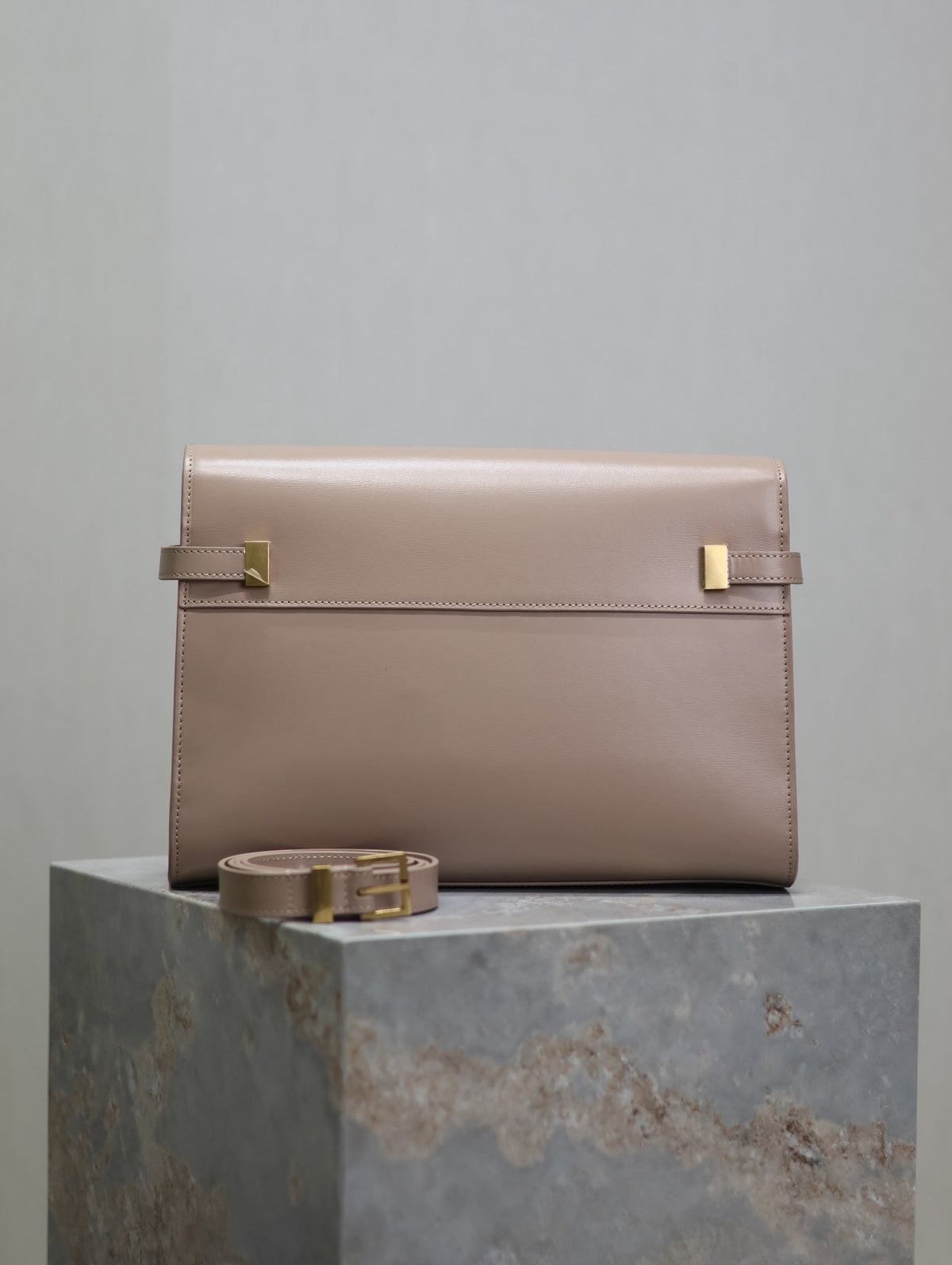 MANHATTAN MEDIUM 29 IN DARK BEIGE SMOOTH CALFSKIN GOLD BUCKLE