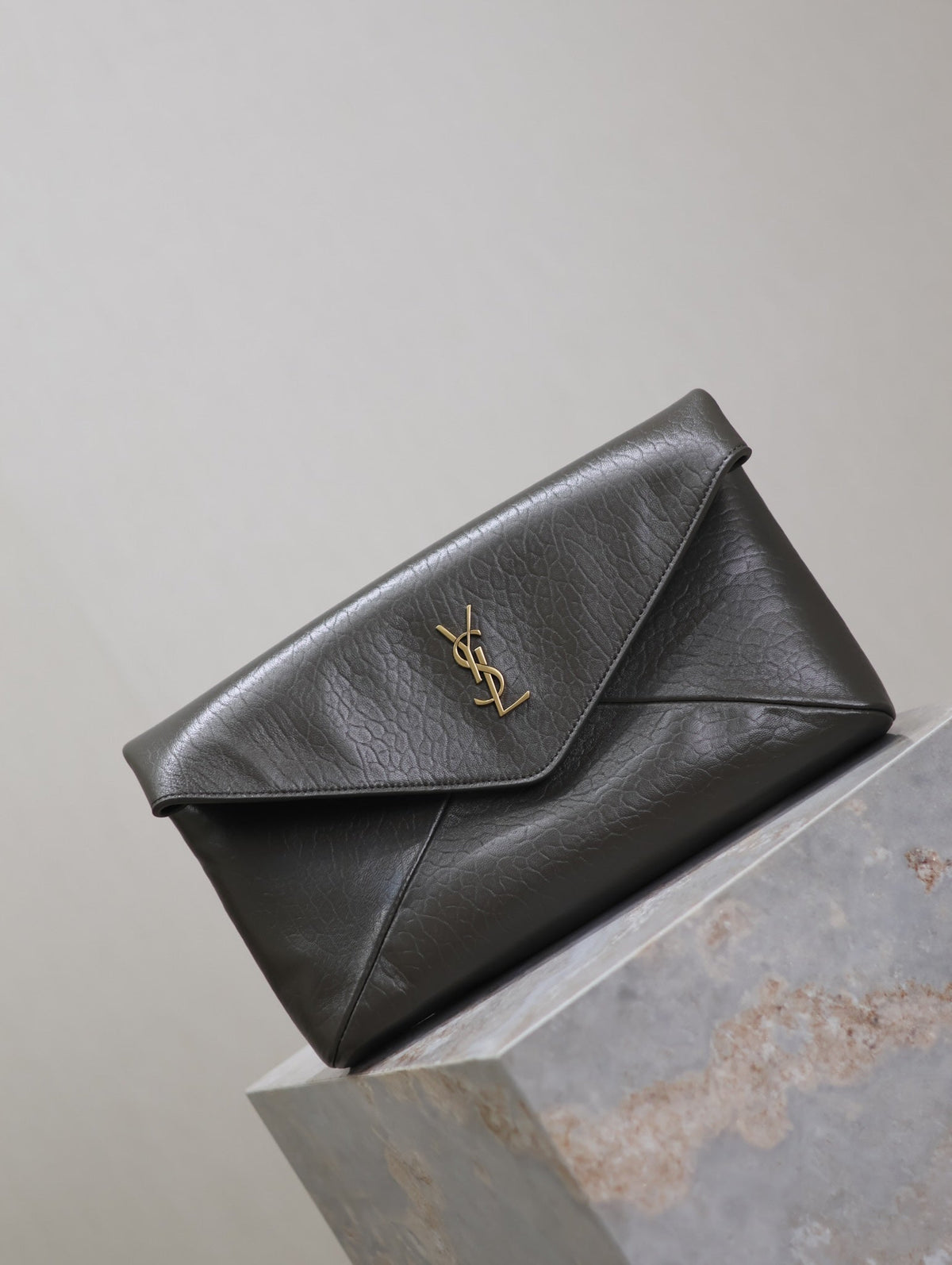ENVELOPE CLUTCH 29 IN KOMBU GREEN LAMBSKIN COPPER LOGO