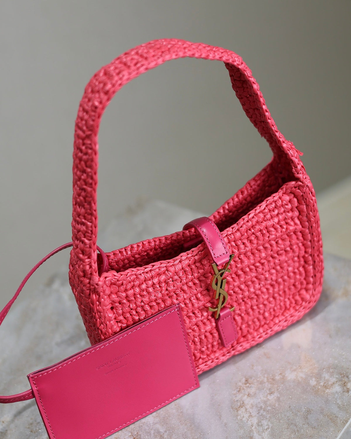 LE 5 À 7 BAG  19 IN MAGENTA PINK WOVEN RAFFIA