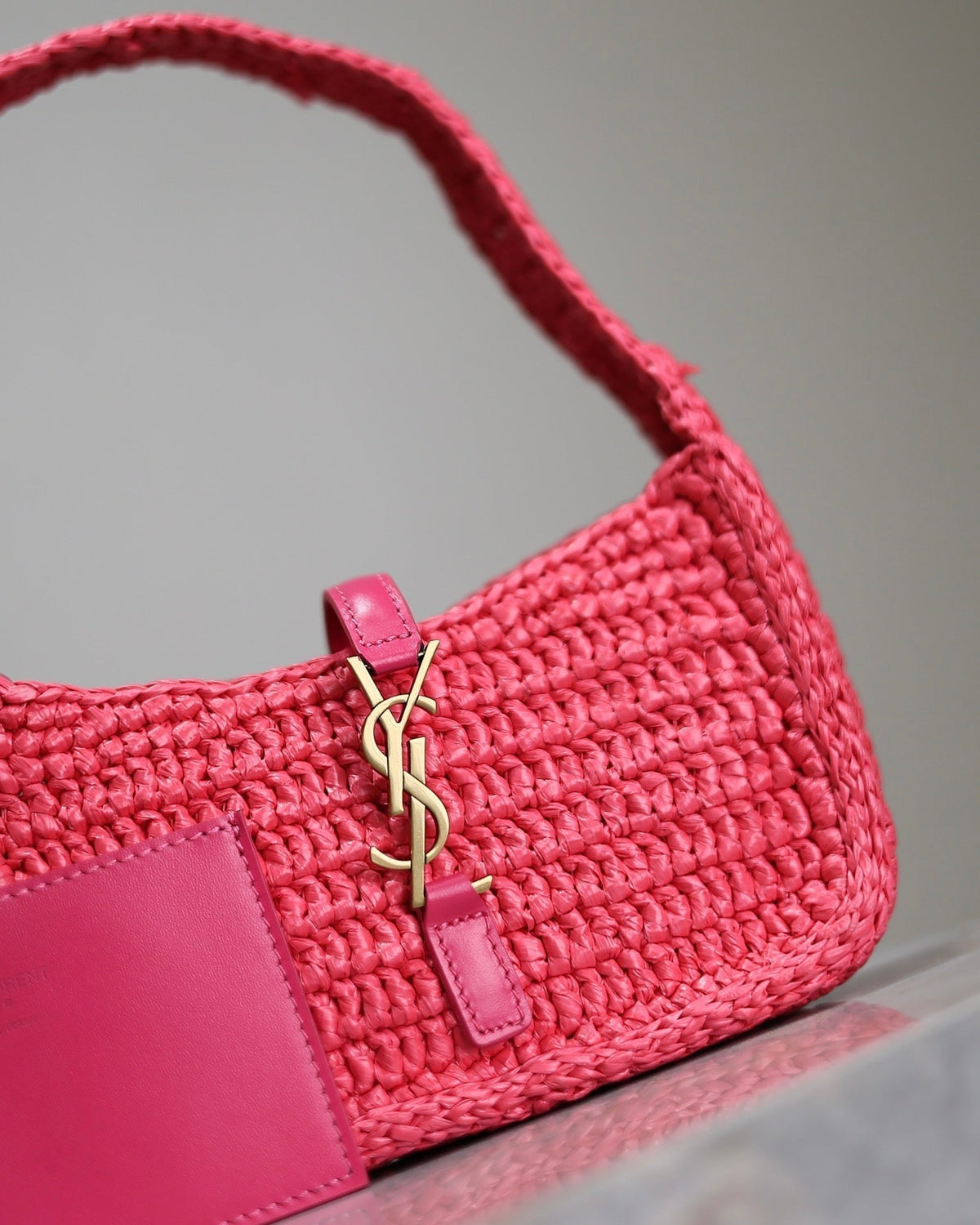 LE 5 À 7 BAG  19 IN MAGENTA PINK WOVEN RAFFIA