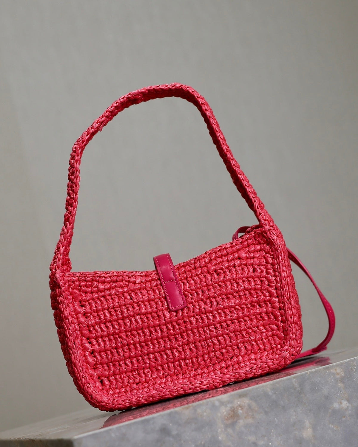 LE 5 À 7 BAG  19 IN MAGENTA PINK WOVEN RAFFIA