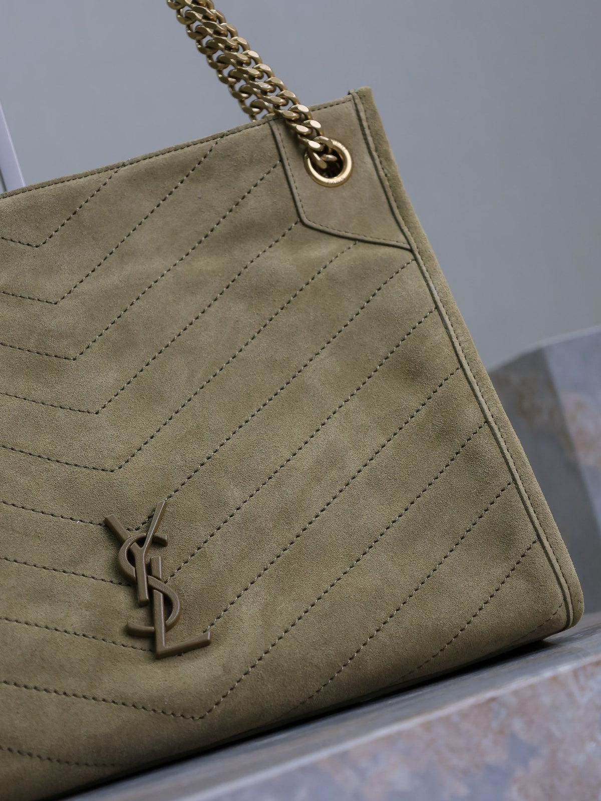 NIKI SHOPPING BAG 33 IN ECRU BEIGE SUEDE GOLD HARDWARE