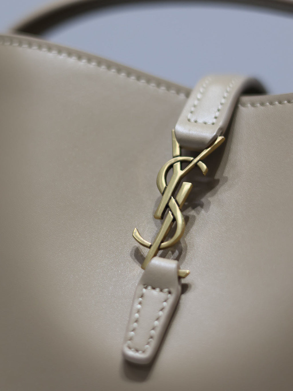 YSL 25S LE 37 BUCKET 15 IN BEIGE CALFSKIN GOLD HARDWRE