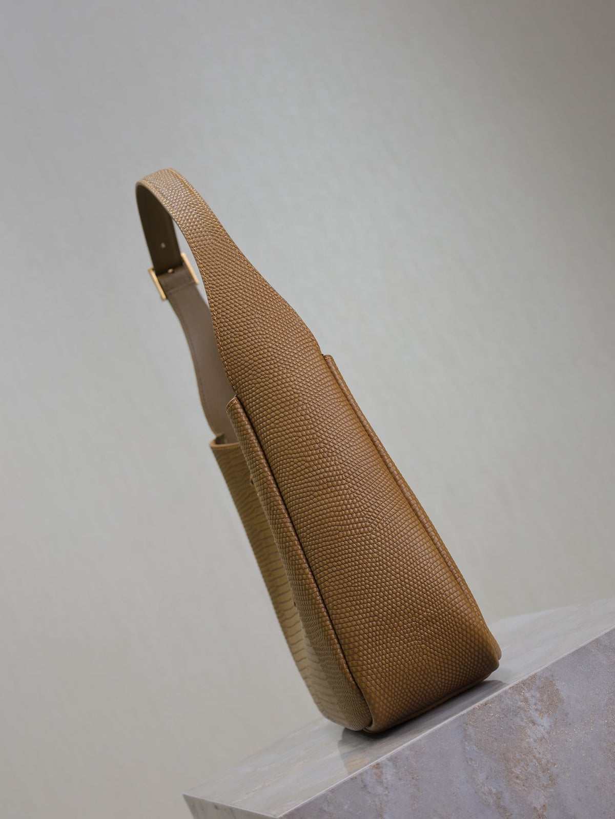 LE 5 À 7 SMALL SUPPLE 23 IN CIDER BROWN LIZARD-EMBOSSED CALFSKIN