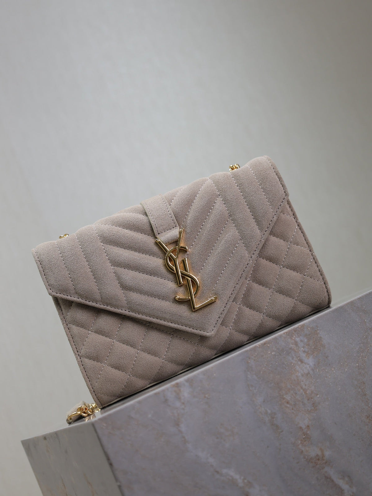 ENVELOPE SMALL CHAIN BAG 22 IN BEIGE SUEDE GOLD HARDWARE