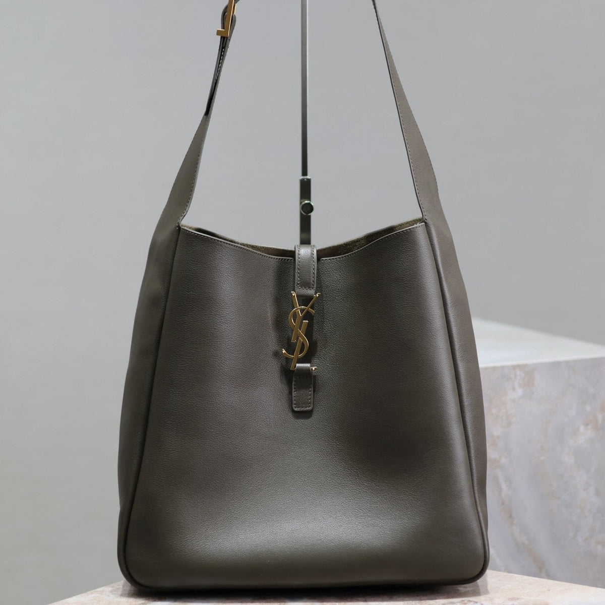 LE 5 À 7 LARGE BAG 31 IN KHAKI GREEN LAMBSKIN