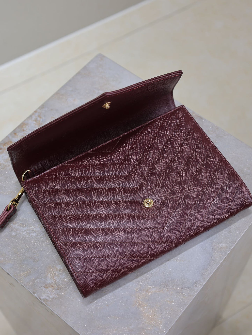 CASSANDRE CLUTCH 21 IN BORDEAUX RED LAMBSKIN GOLD HARDWARE