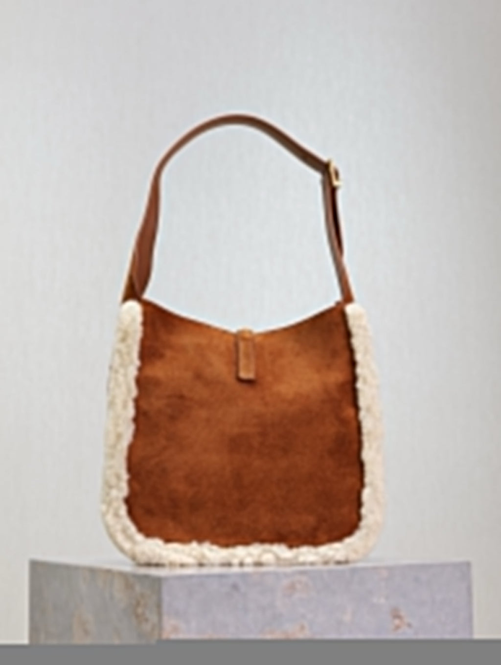 LE 5 À 7 SMALL SUPPLE 23 IN AMBER ORANGE SUEDE AND WHITE LAMB FUR TRIM
