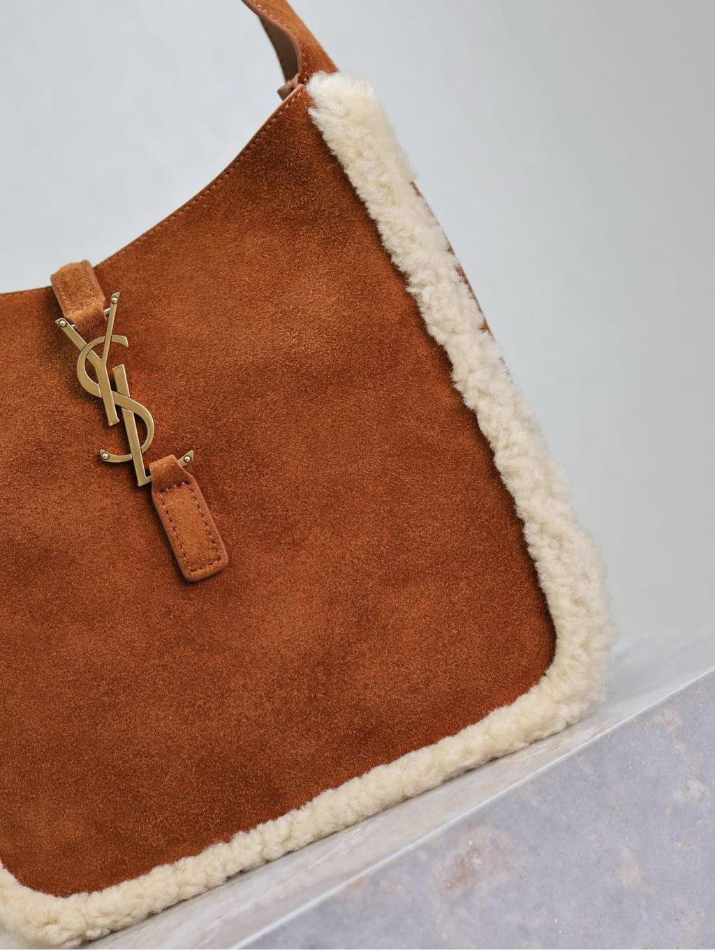 LE 5 À 7 SMALL SUPPLE 23 IN AMBER ORANGE SUEDE AND WHITE LAMB FUR TRIM