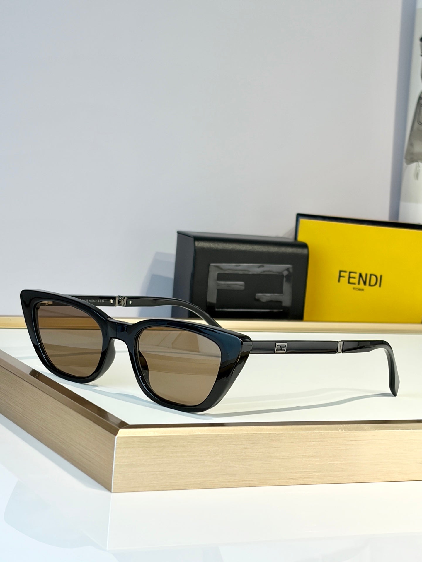 Fendi FE40089I Sunglasses